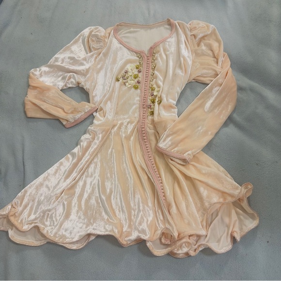 Elegant Velvet Dress with Gold Chain - Picture 3 of 9